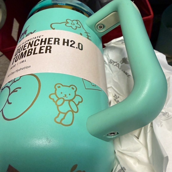 Hello Kitty 40 oz Stanley - Picture 3 of 4